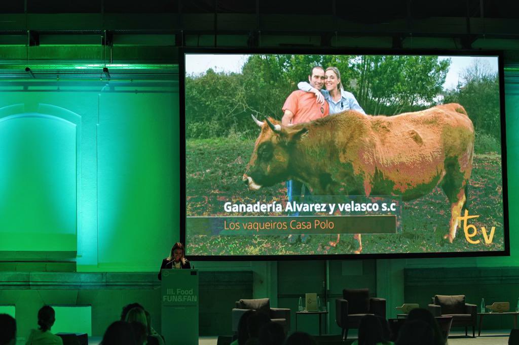 luciavelascoro2's tweet photo. Muchas veces hay que dejar las vacas y poner voz donde se nos escucha. Para que nos pongan en valor y se nos respete por lo que somos ganaderos con ganaderías sostenibles. Y que cuidan del medio ambiente. Si a las ganaderías extensivas a la calidad a lo de toda la vida https://t.co/XNmWYHDCoc