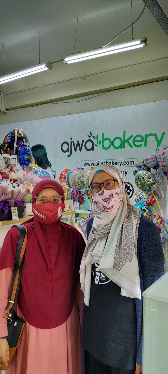 shazazh's tweet photo. Berjumpa dengan sahabat bisnes founder Ajwa Bakery, Pn. Dahlia Nazmi yang telah mempunyai beberapa cawangan di Lembah Kelang. Ada Halal dan ada MeSTI. Moga bisnes beliau terus maju dengan jayanya. https://t.co/b8wsZJgIUB