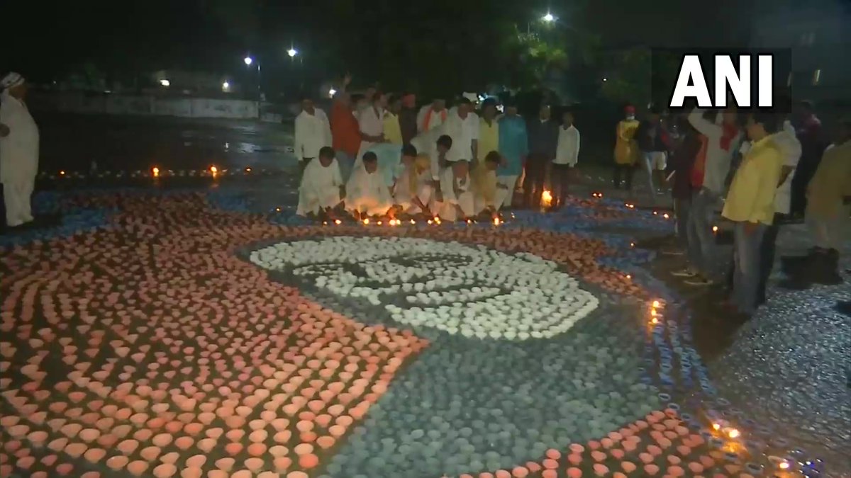 ANINewsUP's tweet photo. People in Varanasi - PM Narendra Modi's parliamentary constituency - lit 71,000 earthen lamps this evening on the occasion of his 71st birthday today. https://t.co/7U9eKfDtRS
