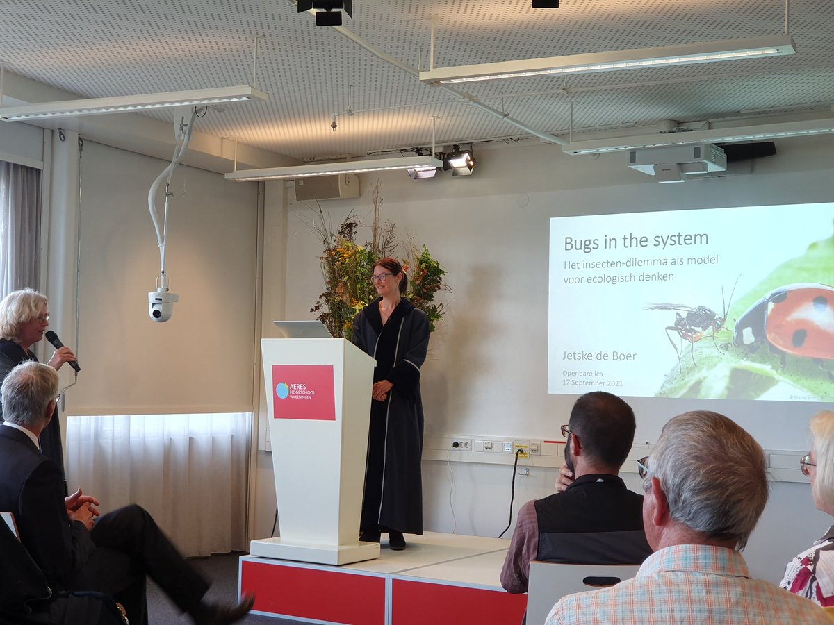 De #openbareles van <a href="/Jetske_G/">Jetske de Boer</a> is begonnen - Bugs in the system!

Je denkt al gauw aan plaaginsecten, van mug tot kriebelrups. Maar de meeste doen juist geen vlieg kwaad! Sterker nog,  ze zorgen voor vele diensten zoals bestuiving en opruimen/kringlopen!