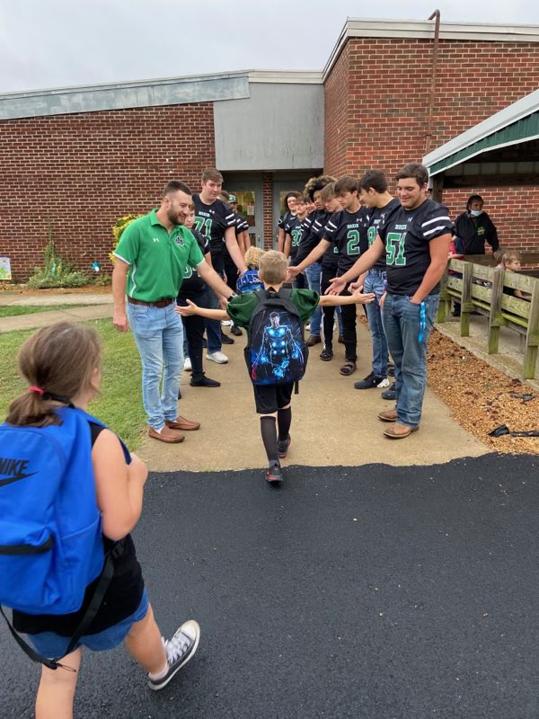 HOXIEFOOTBALL's tweet photo. A lot of fun for the Sr. Mustangs and the elementary students at loop this morning! Game day! https://t.co/vYCr5u0NXK