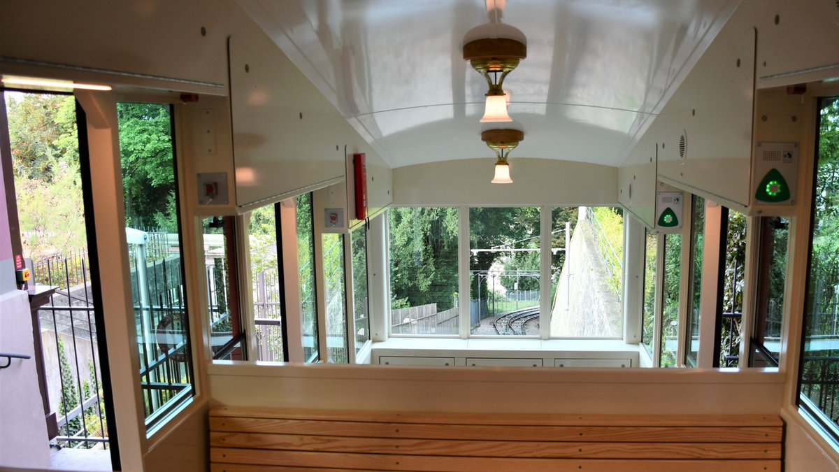 vbz_zueri_linie's tweet photo. Die UBS-#Polybahn nimmt wieder Fahrt auf! Nach längeren Sanierungsarbeiten wurde sie heute wiedereröffnet. An der Endhaltestelle gab es für die Fahrgäste Kaffee und eine Überraschung. Zum Video der ersten Fahrt: https://t.co/dOys8oEHdT. 
#vbz #vbzzuerilinie #polybahn #zürich https://t.co/GniGUIC9lh