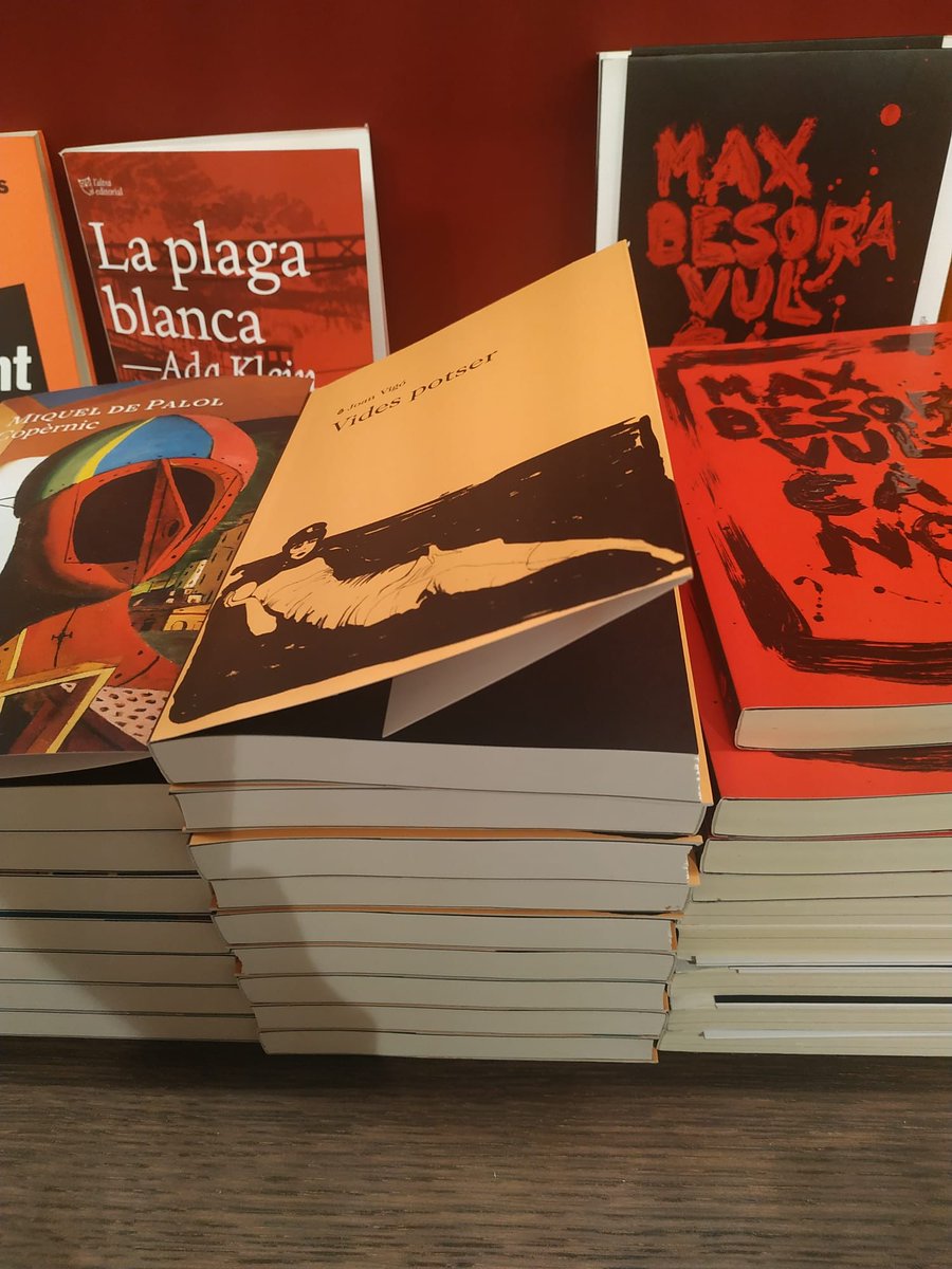 LaBreuEdicions's tweet photo. i de mentres VIDES POTSER de @mafia_mental_ aixeca la coberta al costat del VULCANO de #MaxBesora a @Ll_Finestres en molt bona companyia 
❤️🤎

#llibreries #narrativeslabreu
#cicuta #joanvigó #besora https://t.co/cncYiijQzK