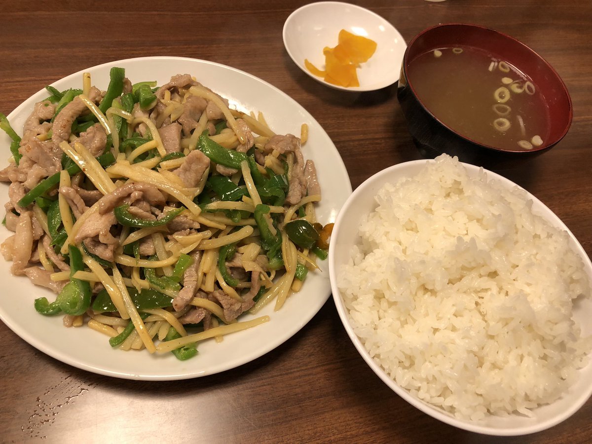 perosan1014's tweet photo. 昔から通っている中華屋さん
朱花飯店へ🍚今回は青椒肉絲を注文✨
油は多いけどピーマンの苦味とタレが合うんだよねー👌
本当ならお酒飲みたい所を我慢我慢🍺🤤
#朱花飯店 #青椒肉絲 https://t.co/hPiTTowB7e