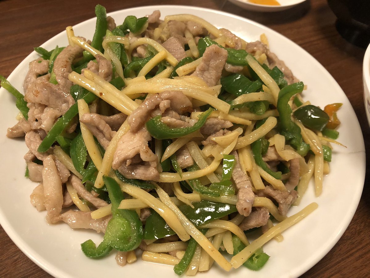 perosan1014's tweet photo. 昔から通っている中華屋さん
朱花飯店へ🍚今回は青椒肉絲を注文✨
油は多いけどピーマンの苦味とタレが合うんだよねー👌
本当ならお酒飲みたい所を我慢我慢🍺🤤
#朱花飯店 #青椒肉絲 https://t.co/hPiTTowB7e