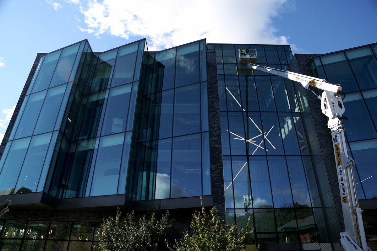 How many people with indoor jobs are jealous of our specialist cleaning team on sunny 🌞 days like today? Perhaps not so much in winter though 🥶
#outdoorlife