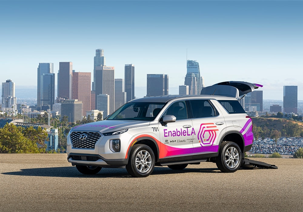 Hyundai Motor Group запускает проект #EnableLA – новый сервис мобильности, призванный помочь людям с ограниченными физическими возможностями. Для этого Hyundai PALISADE был модифицирован для обеспечения доступа маломобильным пассажирам.