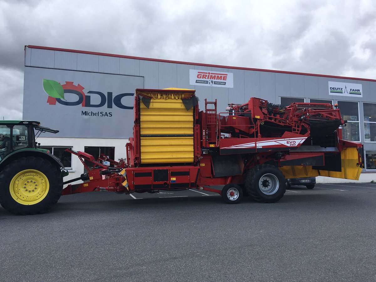 sasmichelodic's tweet photo. Départ à l’instant d’une magnifique #arracheuse de pommes de terre 🥔 @GRIMMEGroup EVO 280
#GRIMME #GRIMMEPremiumPartner @GrimmeFrance #pommesdeterre #potato #potatoe #potatoes https://t.co/9M5JF4akx2
