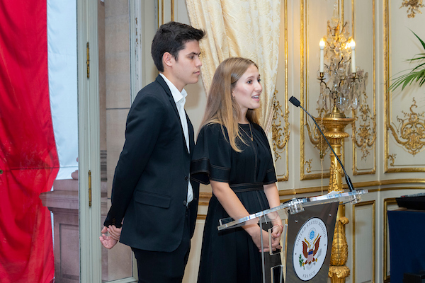 En cette #rentrée, j'ai la joie de fêter les 75 ans de l'American School of Paris, aux côtés de ses étudiants et de la directrice <a href="/JaneEMThompson/">Jane Thompson 🏳️‍🌈</a> ! Merci à l'ASP d'aider les jeunes à acquérir les compétences et la confiance nécessaires pour réussir en tant que citoyens du monde.