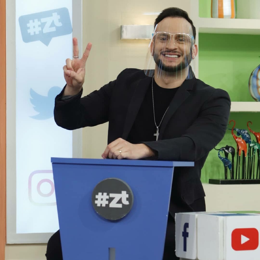 portadas_vv's tweet photo. ¡Buenos días! 🤩 Hoy te preparamos un programa imperdible 🙌 y con compañía de lujo 😉, pues el encargado de brindarte entretenimiento será nuestro galán @JordanMendoza1 💪 ¿Ya estás en sintonía? #PortadasEnVivo🔴 https://t.co/Xp9mMu2DZ7