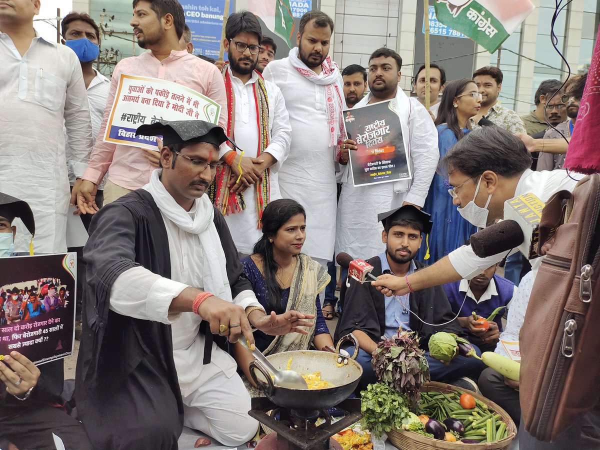 बिहार प्रदेश युवा कांग्रेस के द्वारा प्रत्येक वर्ष दो करोड़ रोजगार देने का वादा करने वाले प्रधानमंत्री मोदी जी के जन्म दिवस को राष्ट्रीय बेरोजगारी दिवस के रूप में मनाया गया आज पटना में पद यात्रा एवं पकौड़ा एवं सब्जी बेची गई ।
#NationlUnemploymentDay