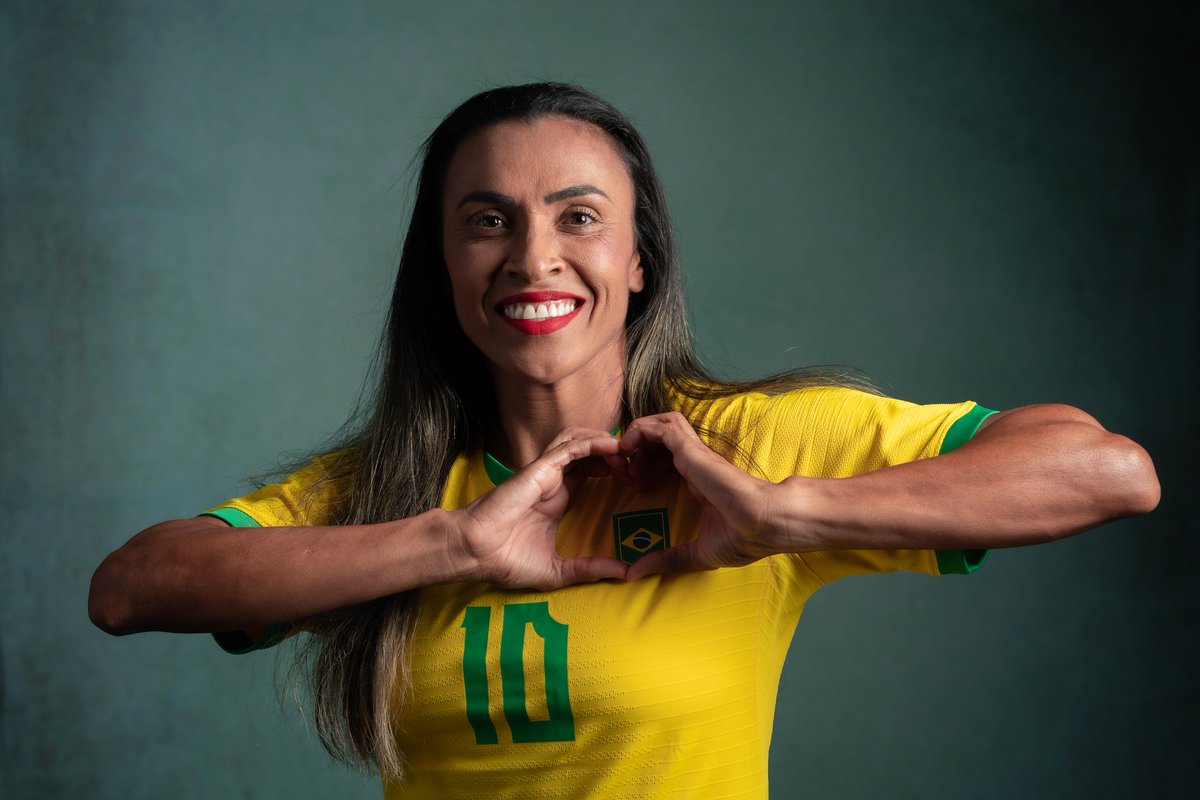 renata_mendonca's tweet photo. ATÉ QUE ENFIM! Hoje, 17/9/2021, finalmente a @CBF_Futebol divulgou números oficiais da Marta com a @SelecaoFeminina. 

Eles não tinham esses números porque mtos gols e jogos do passado não tinham registro. Olhem o absurdo! 

São 171 jogos, 116 gols. Maior artilheira da história. https://t.co/k2C09aZdH9