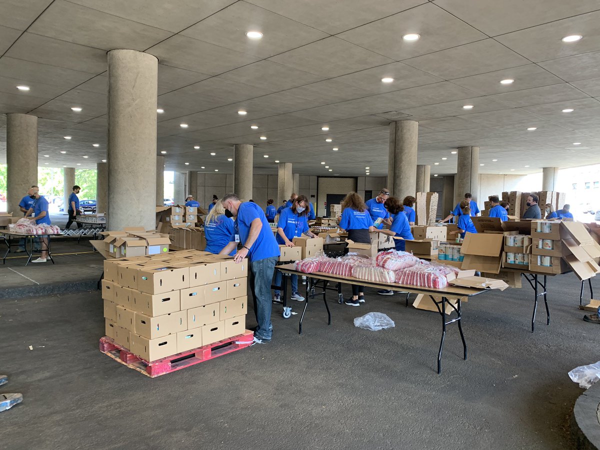 _AshleyCafaro's tweet photo. HAPPENING: @nationalgridus has partnered with The Food Bank of CNY to help pack up boxes of food that will be sent to schools across Central New York. Details tonight on @NewsChannel9. https://t.co/KeUi6UvGmM