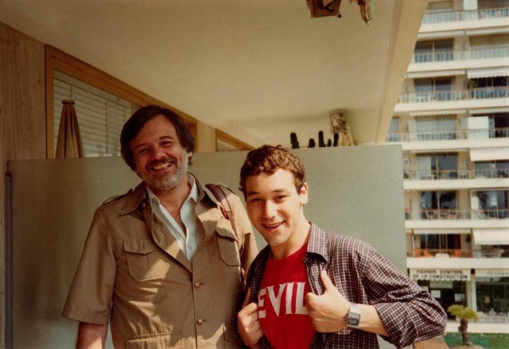 ddoniolvalcroze's tweet photo. Cannes, 1982. Young Sam Raimi meets George A. Romero https://t.co/VdEVhFBga3