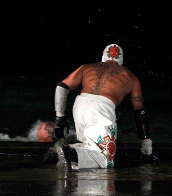 CatchCSF's tweet photo. Rey Mysterio projetant Jack Swagger dans le Golfe du Mexique, No Disqualification Match, SmackDown, juillet 2010. https://t.co/XqnDcvYZpW