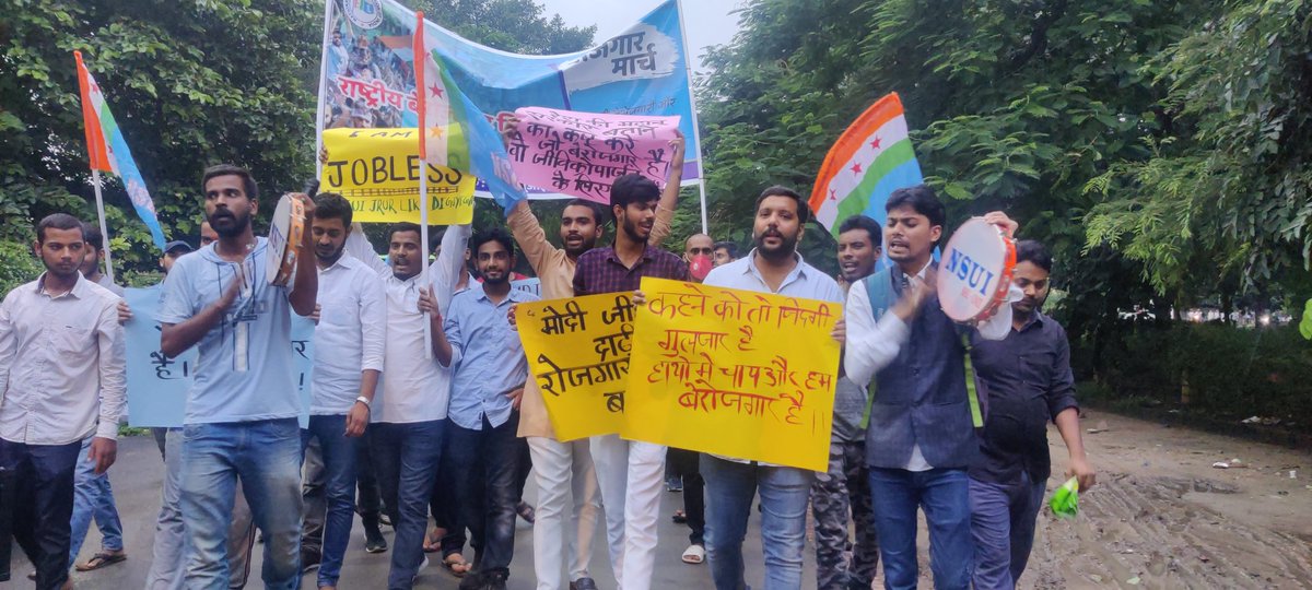 आज बेरोजगारी दिवस पर @NSUI_BHU ने विश्वविद्यालय परिसर में रोजगार मार्च निकाला और लंका गेट पर रिकॉर्ड तोड़ बेरोजगारी के लिए प्रधानमंत्री मोदी को धन्यवाद बोलने और बेरोजगारी दिवस की शुभकामनाएं देने का बैनर  टांग दिया और रोड जाम कर के नारेबाजी की।
#NationlUnemploymentDay