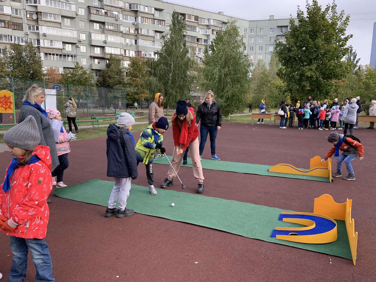 90Tlt's tweet photo. 17.09 на территории сквера 19 квартала прошёл  праздник "Каникулы в 90". Ребята активно принимали участие, получили море эмоций на станциях:
✅Танцевальная 
✅Спортивные эстафеты 
✅Викторина "Азбука здоровья" 
✅Мини-гольф 
✅Веселые пазлы 
✅Рисунки на асфальте https://t.co/xIUBnLalFD