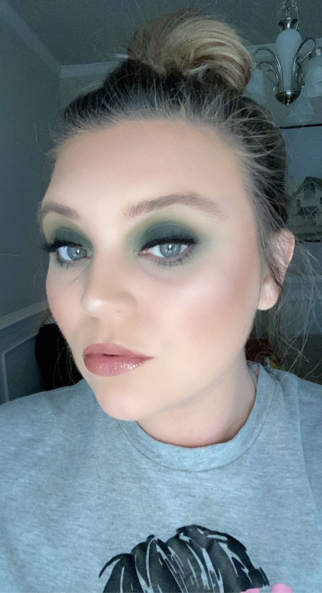TaylorUsry2's tweet photo. Pop of green for this fall look✨
@elfcosmetics
@wetnwildbeauty
@maybelline
@ionicosmetics_
Head over to my tiktok @tayusry2 for a little tutorial!
#greenshadow #eyeseekpalette #falltutorial #makeupartist #freelancemua https://t.co/h7vPWXu0xN