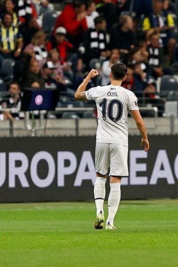 Uefa turnuvalarında futbolcu ismi numaranın üstünde yer alıyor. Bizim ligde maalesef altta yazıyor ve bu bence çirkin duruyor. TFF'nin fontlarda ve bu tür ufak detaylar için çalışma yapması gerekiyor. Bu tür şeyler ligin kalitesini arttırır.(Işıklandırma , Kamera kalitesi vs.)