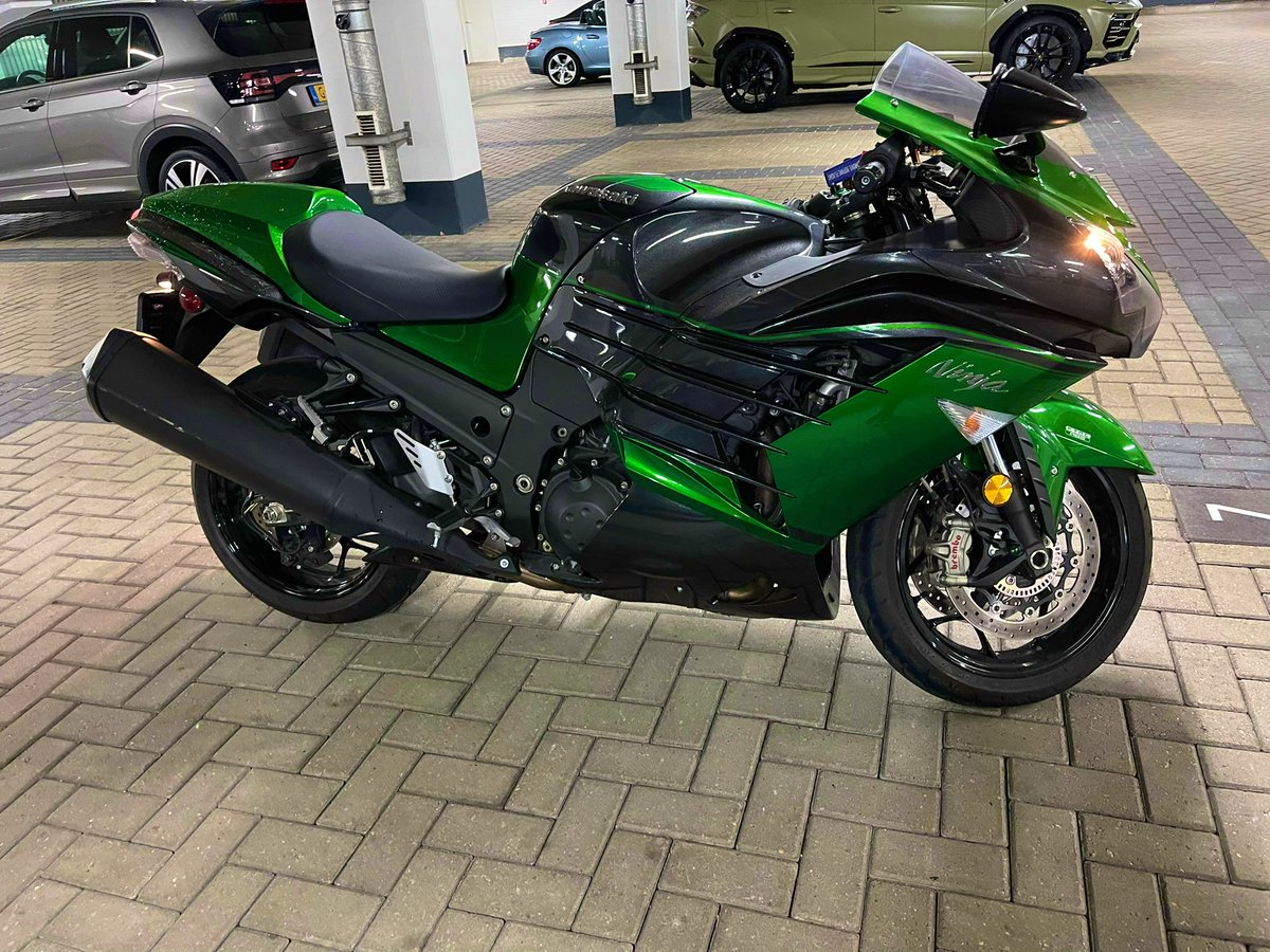 My beautiful bike, Deathwish, finally got delivered after nearly a year of shipping and testing...

And the fuckers damaged the paintwork and put nearly 30 miles on the clock 💥😤🤬