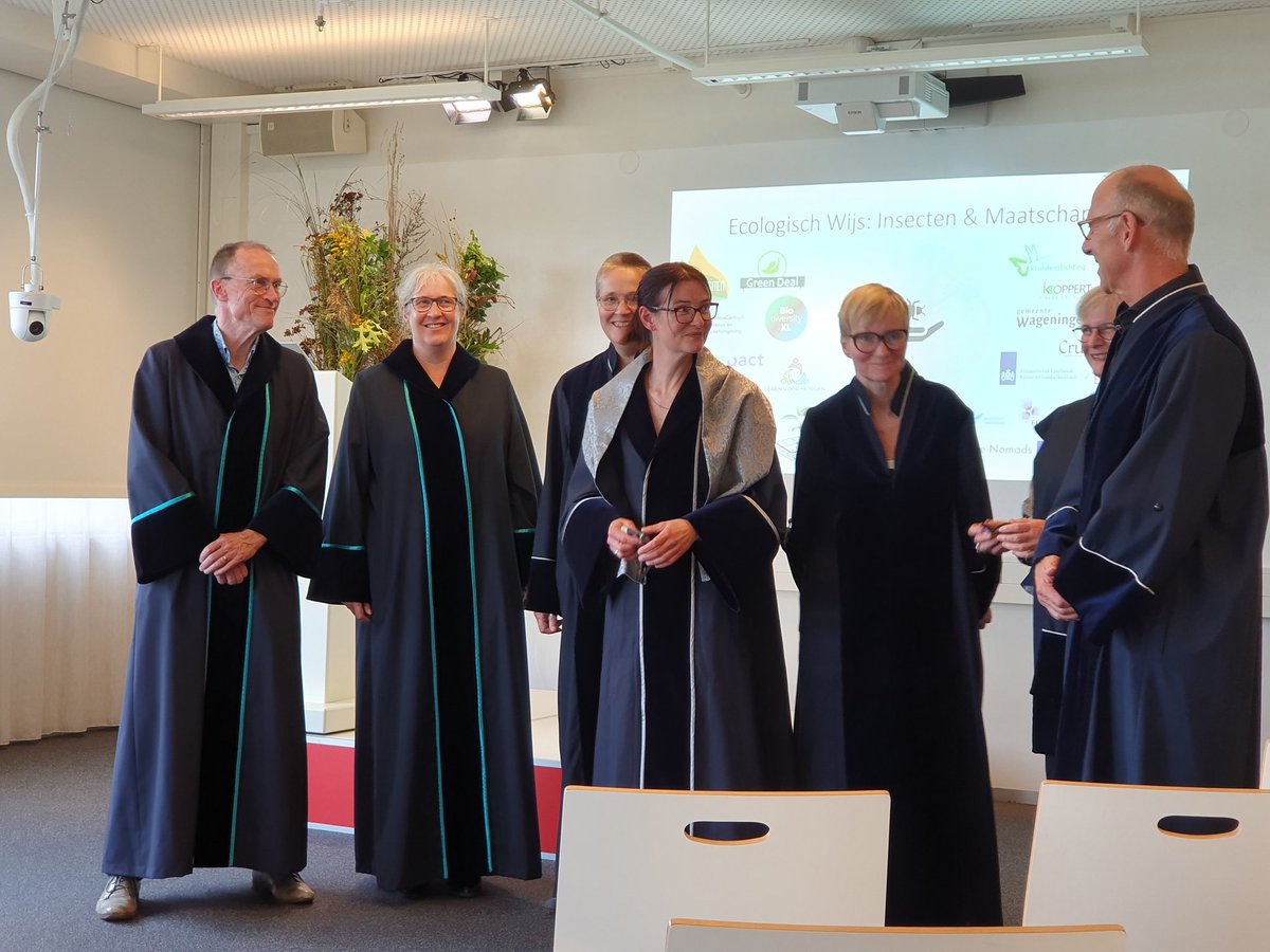 En als dank voor deze wijze les, krijgt <a href="/Jetske_G/">Jetske de Boer</a> de officiële 'versierselen' uitgereikt als lector.

Van harte, Jetske!!

Op naar die ecologisch wijze maatschappij
@AHW_nieuws @TerrEcol_NIOO @kennisbundel