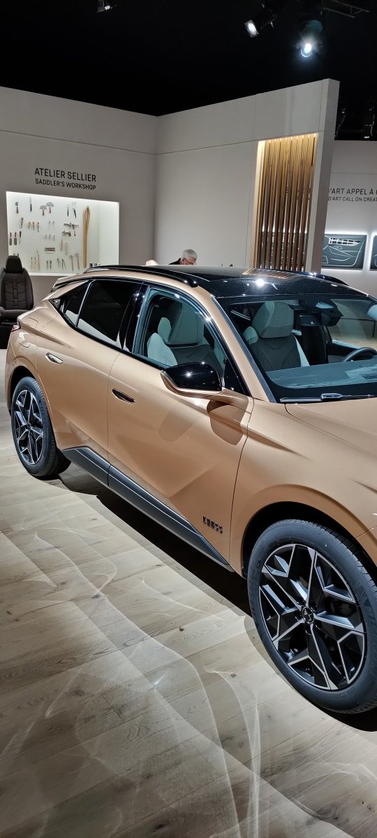 DS_Espana's tweet photo. El #DS4 ha sido el protagonista principal en la #DSWeek que ha tenido lugar en Chantilly.
El savoir-faire francés y el diseño único le hace ser un modelo especial.
#DSAutomobiles https://t.co/0Ot7Bg9Eht