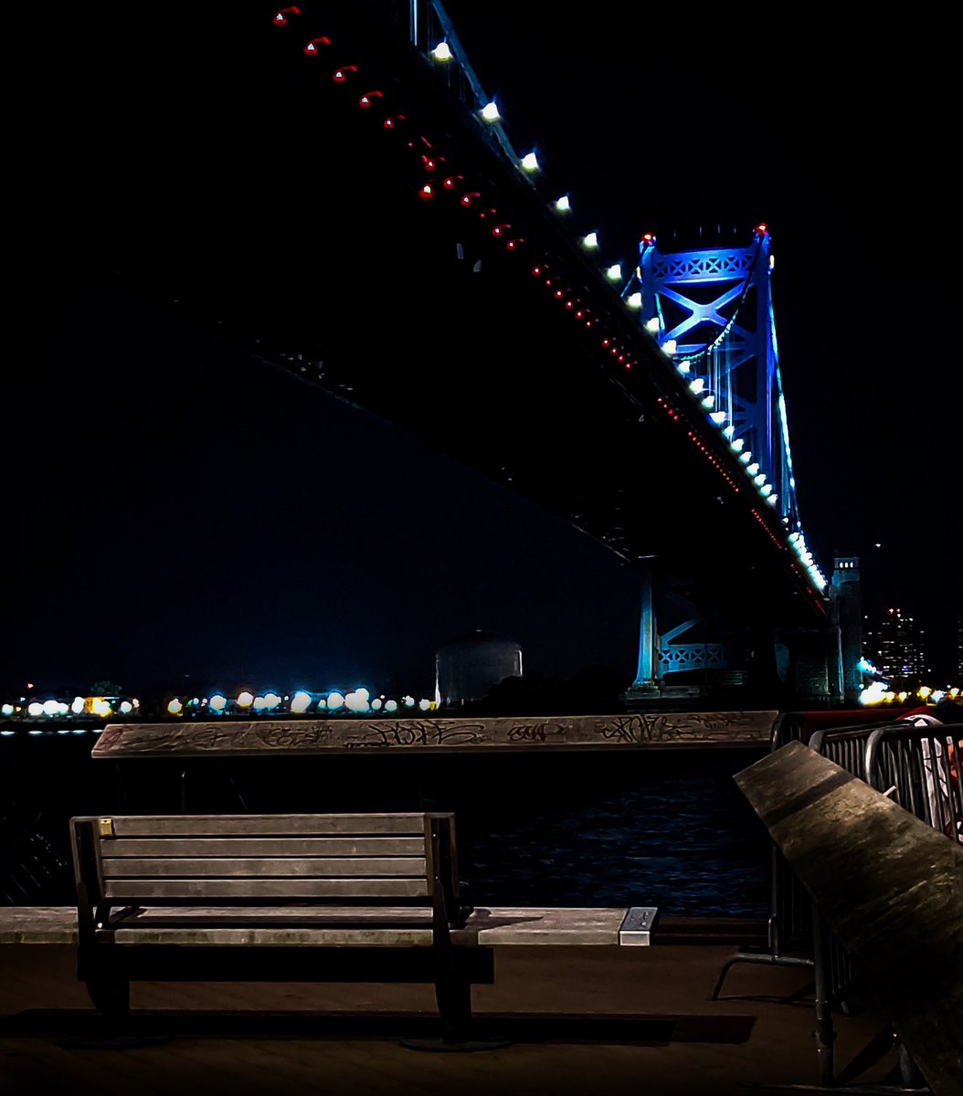 Late nights on the pier #bridgesofphilly #phillyatnight #PHLphoto #urbanphotography #cityofphiladelphia #benjaminfranklinbridge #cityphotography #latenightphillywalks #moodoftheday