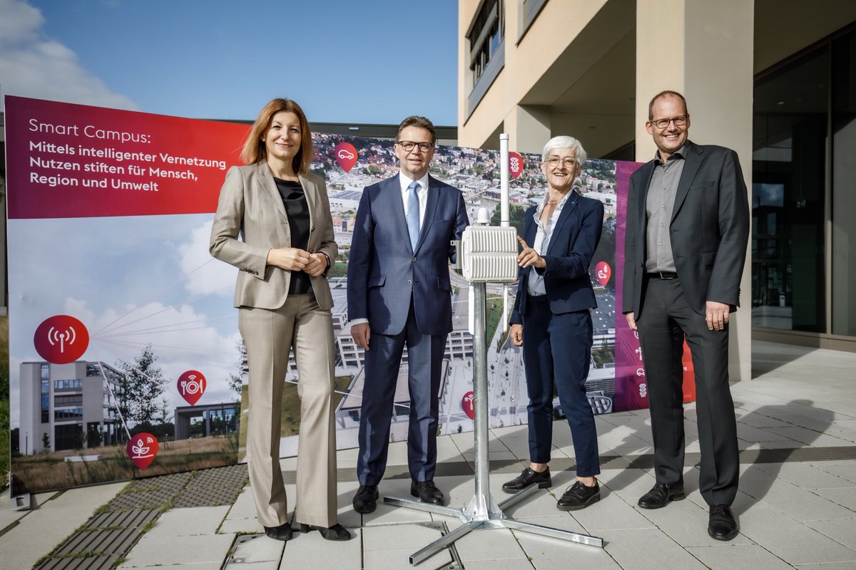 enercity_presse's tweet photo. Die #Hochschule , die mitdenkt. ⁦⁦@enercity ⁦@UniHannover⁩ @RegionHannover⁩ stellen intelligentes #LoRa Funknetz vor. Mithilfe smarter Sensoren lassen sich viele nutzbringende #IoT-Services verwirklichen. Welche das sind? Bitte hier entlang: https://t.co/4EGtAgPY9m https://t.co/g3Ct4b1t6f