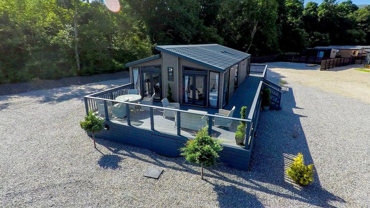 Each #Sanctuary luxury lodge comes with its own extra-wide outer deck, the perfect thing for spending time with family, entertaining guests or whiling away the hours in your private hot tub...what could be better?
🌊 sanctuarylochness.uk
#LochNess #ScotlandIsNow #LuxuryHomes