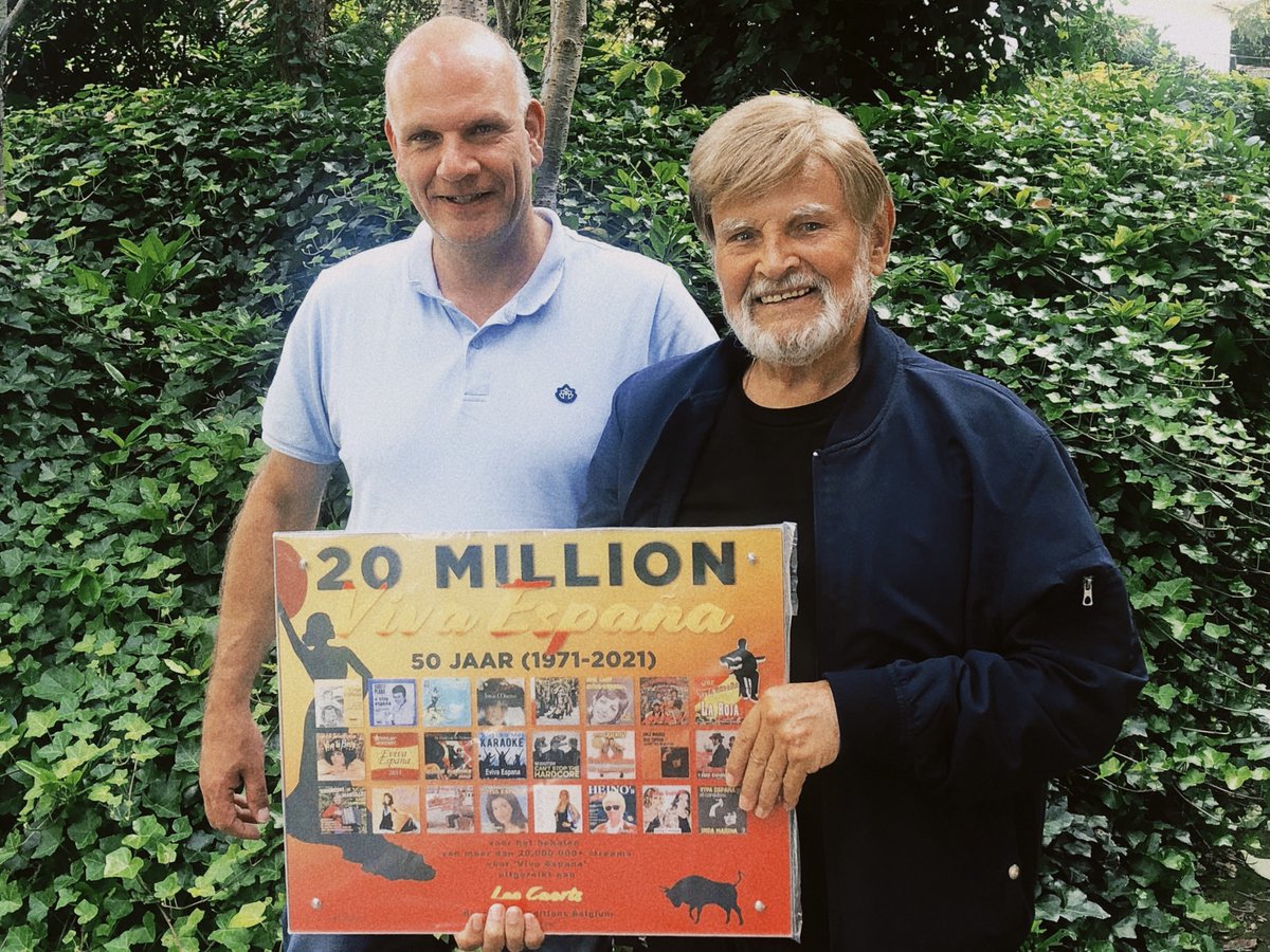 VIVA ESPANA 20 MILLION+ STREAMS 💯
“Vandaag mocht ik Leo Caerts een award uitreiken voor meer dan 20 miljoen streams voor Viva Espana. We hadden wat te vieren, niet alleen omdat Leo 90 jaar is geworden maar ook voor 50 jaar Viva Espana. Van harte gefeliciteerd Leo!” #vivaespana