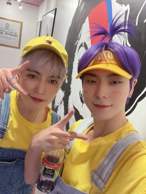 omgxupdates's tweet photo. Taking a selfie with hwichan hyung...!! Our hwichan hyung, who's handsome no matter what...💜 https://t.co/nNCKTJPNqY