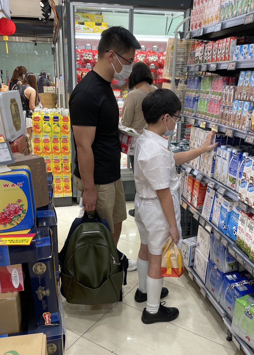 重遇大隻年輕爸爸🥰🥰很有愛，陪仔仔買牛奶🥳🥳
Met this young strong daddy again who choosing milk with his son 👶🏻👶🏻at supermarket  😋😋😍👏🏻👏🏻