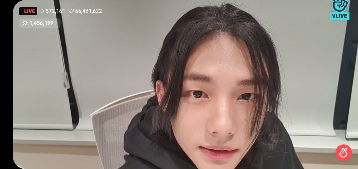 VirgoKookk's tweet photo. Creo que vengo esperando vlive de el...desde principio de año😂
Tuve el presentimiento de que era el prince cuando llego la noti, pero #workingbitch 🤣
#HYUNJIN #vlive https://t.co/egF9FJd8cw