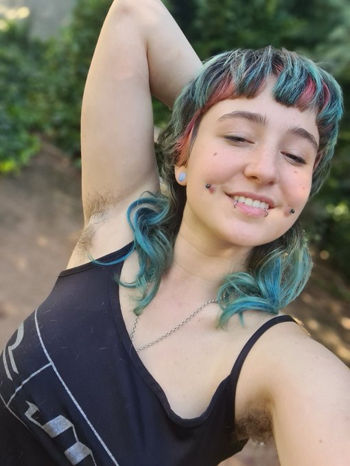 Free Armpits Day 💙 J'ai le droit de d&eacute;clarer un nouveau jour de f&ecirc;te ? 🤭 https://t.co/6VFAirlTkA