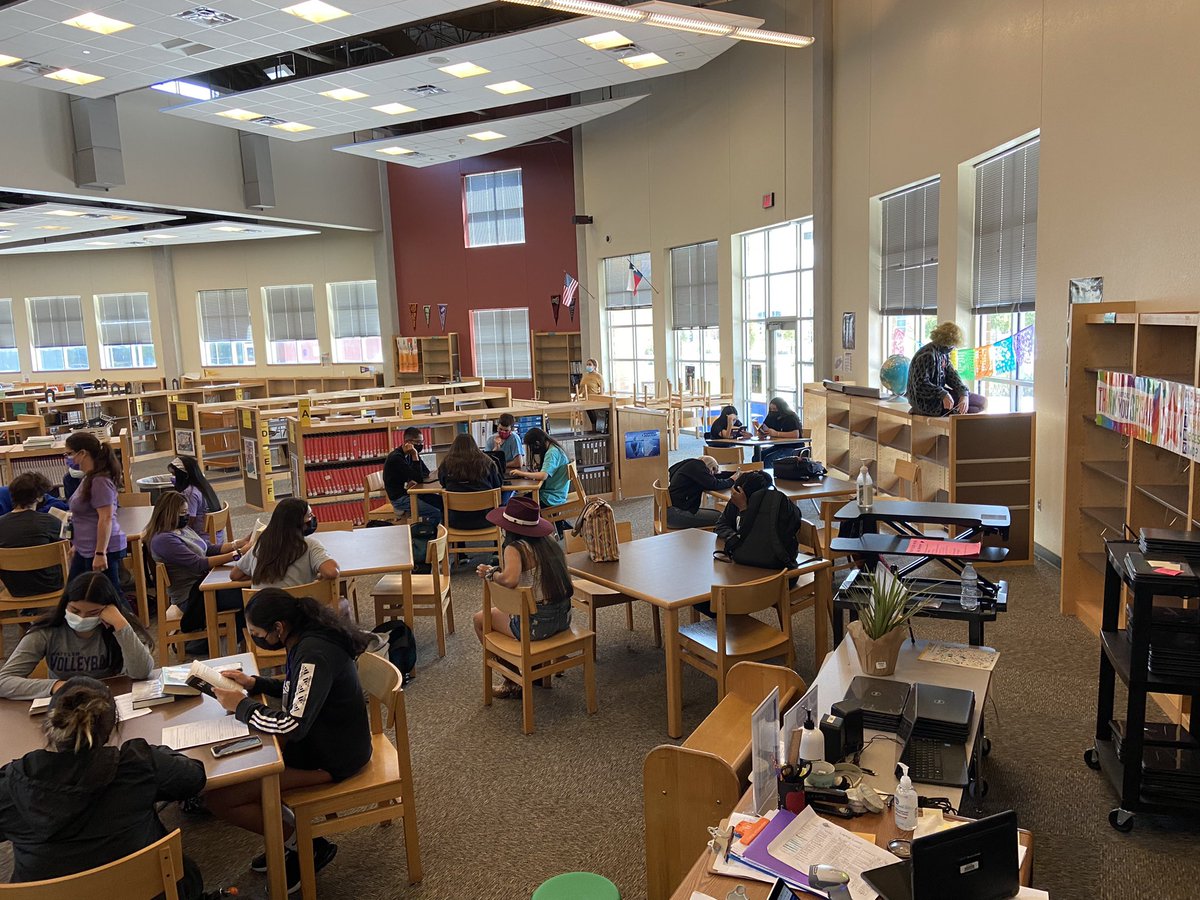 Rattlers Read - Mrs. Jackson classes brought amazing energy into the LRC today. Reading and congratulations about books, authors, and characters—- amazing energy! @SMHSEnglish @SMHS_SMCISD #Rattlersread #bookstalk #40bookchallenge