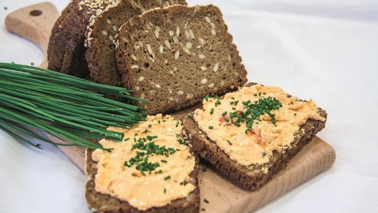 AustriainUSA's tweet image. #Liptauer! This 🌶️ cheese spread is our most classic accompaniment for hearty slices of rye or pumpernickel bread, soft pretzels and cold meats, perfect for a brisk fall afternoon.

📍in wine taverns (#Heuriger or #Buschenschank) throughout 🇦🇹's 🍇 growing regions #TasteOfAustria