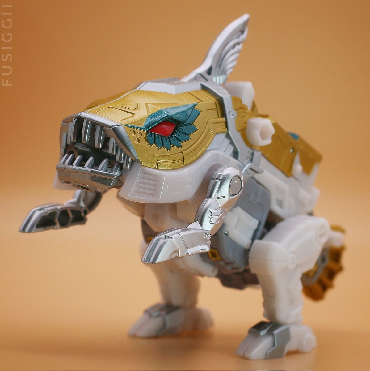 fusiggi's tweet photo. When Coelagon charges, you'd better not be the target! #transformers #toyphotography #transformersselects #godneptune #hasbrotoypic #takaratomytoys https://t.co/z8ZOfAeMmZ