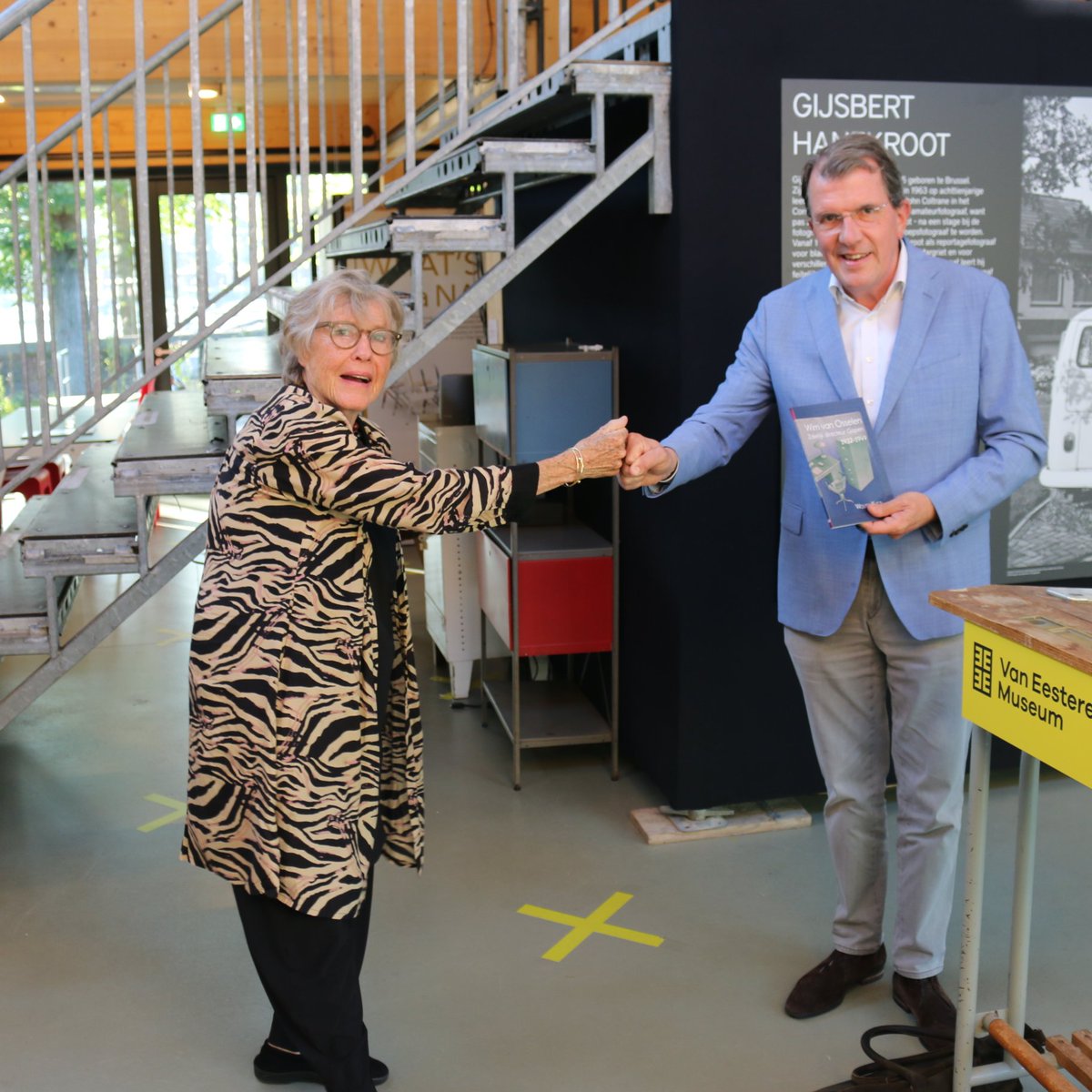 GispenCollectie's tweet photo. Gister memorabel eerbetoon aan Wim van Osselen oud-directeur Gispen. Wouter Kuijl schreef een boek over hem. Maurits van Berckel directeur Gispen reikte 1e exemplaar uit de Titia Frieling, dochter van Van Osselen. Volgende week exclusief in onze webwinkel verkrijgbaar. #gispen https://t.co/mPs3lLwQNM