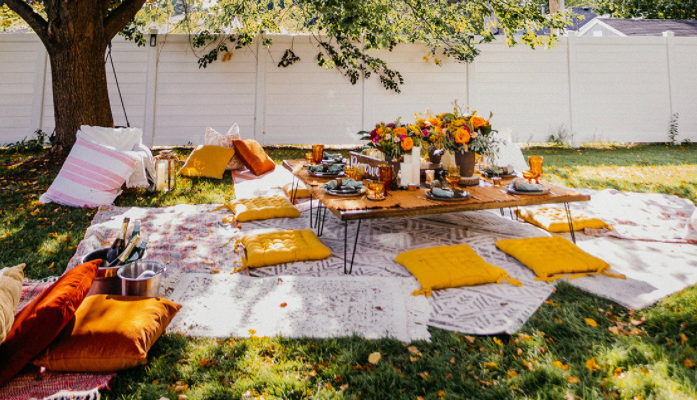 azPRninja's tweet photo. I receive Google Alerts for #Elevate #elevatemagazine so I get notices for random news article. I thought this one was perfect. I talk about Fall Colors in my current issue of @ElevateBizMag & how colors can brighten your mood. The alert: How to Elevate Your Picnic ☺ How Fun!🎉 https://t.co/wIpDUenpKW