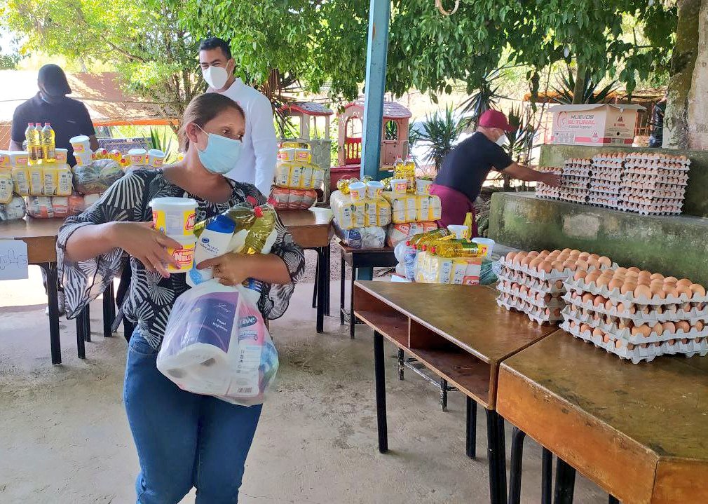 eliasayegh's tweet photo. Hoy realizamos la segunda entrega del Plan Especial de Alimentación en Contingencia que beneficia a 33 familias de los caseríos rurales de #LosNaranjos y #Tusmare Abajo. #LoHacemosPosible https://t.co/6fbahp6a5N