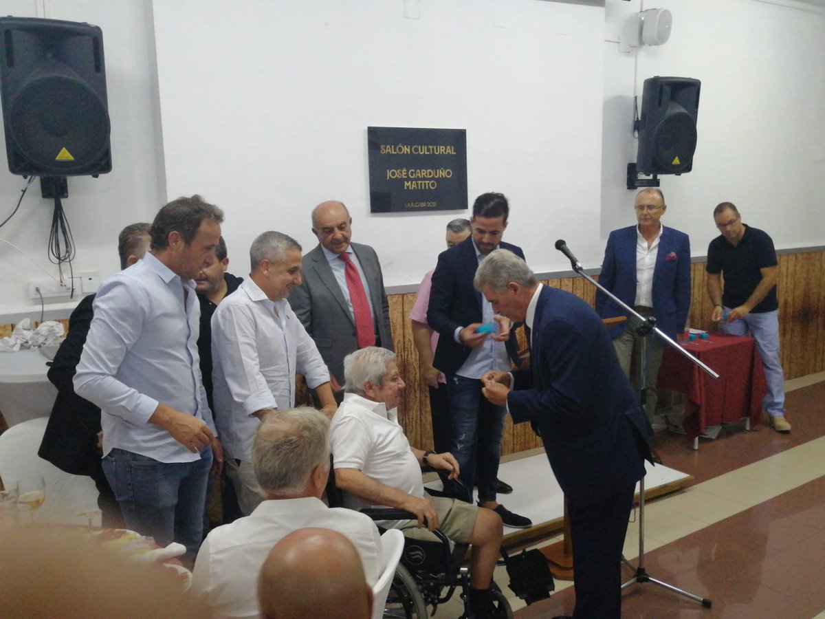 fpsevillistas's tweet photo. Reconocimiento por su trayectoria y fidelidad en el peñismo. A sus socios más longevos. @PSRodriAlgaba https://t.co/SXfRs64IIn