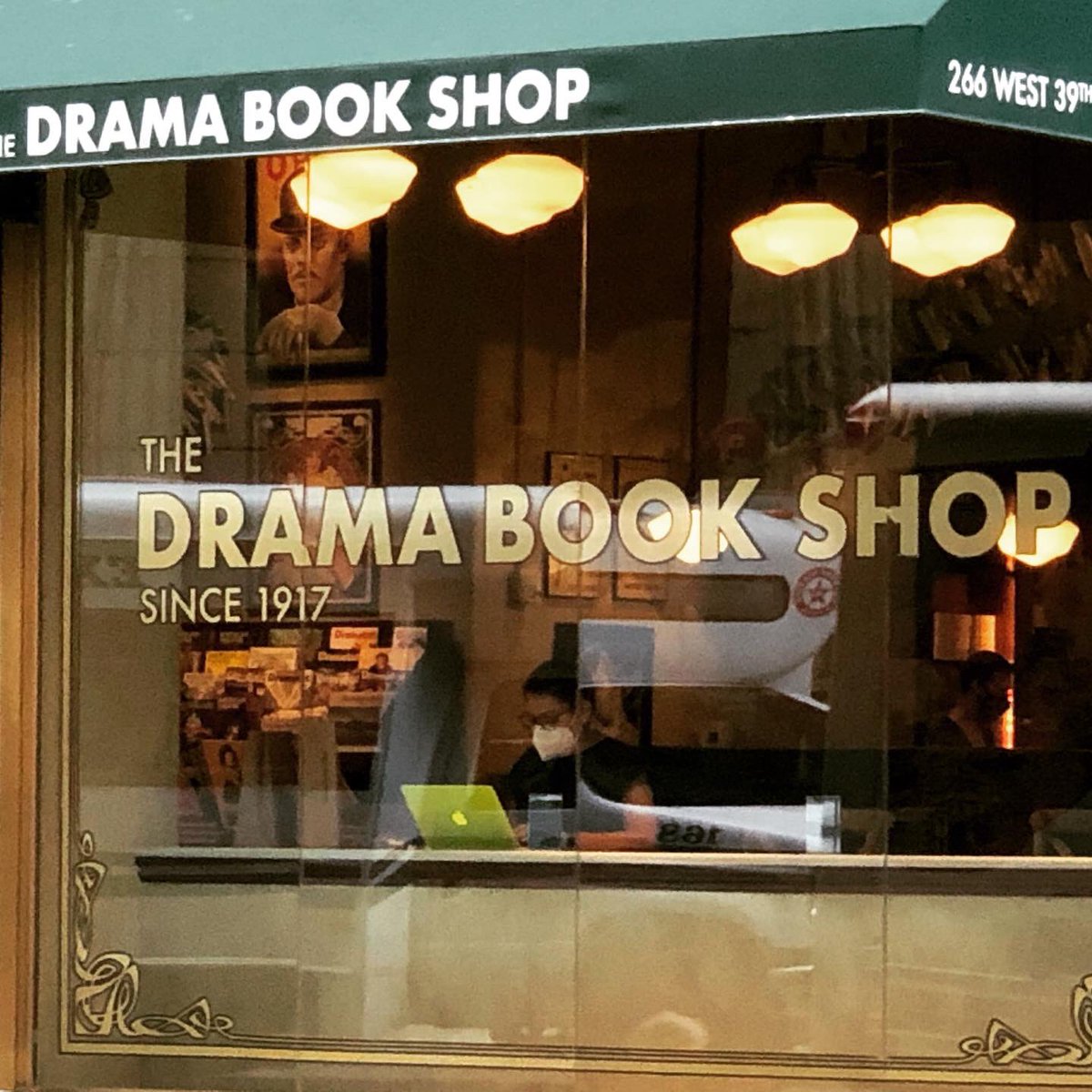 MagicAntuan's tweet photo. Thank you to @storytellermg for the connection & support! @dramabookshop #becomingmagic #soldieroflove https://t.co/kfQMTlYPyp