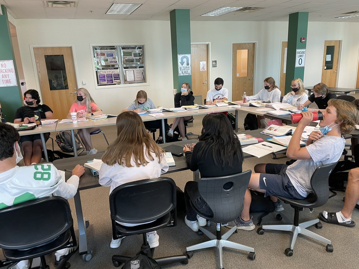 No better way to celebrate #ConsitutionDay w @KellyDeloriea in @YorkD205 #AmericanStudies than w an unconventional Constitutional Convention from @ZinnEdProject #CriticalThinking #StudentInquiry #Perspectives #TeachHardHistory
