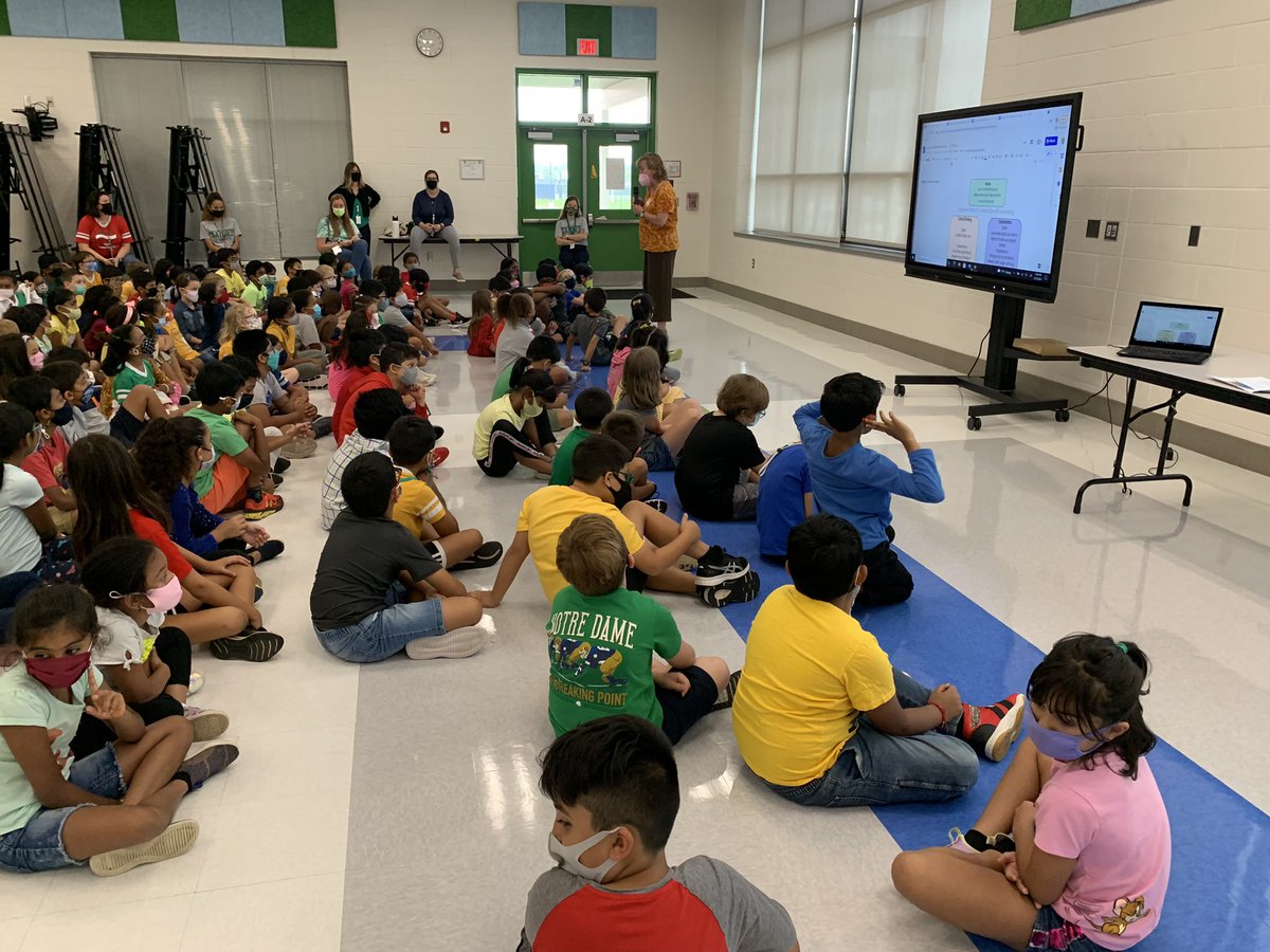 MsDischGPE's tweet photo. Thank you Ms. Smith for helping us critique and revise our resumes today! @GoshenPostES @CrossroadsJobs #goGPgators https://t.co/hShNIgZ6kt