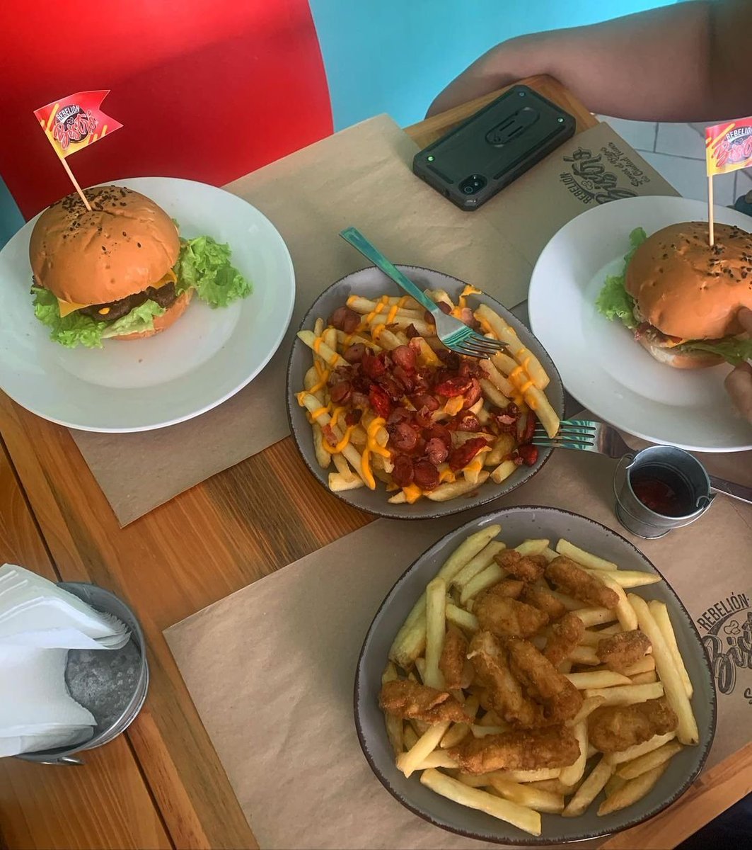 La pasas bién y estás cerca de casa 🏠 

Las #NochecitasDeBistró son todo lo que necesitas para desconectarte.

De miércoles a domingo.

 Entre 4:00 y 10:00pm.

Urb. Ezequiel Zamora. Torre 37 📍

Delivery a todo El Fuerte Tiuna 🚗

📲04129389016

#ciudadtiuna #caracas #food
