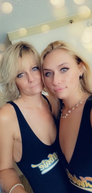 Come see me and my mom tonight 6pm est @EXXXOTICA Miami! We will be at the @chaturbate booth!! https://t