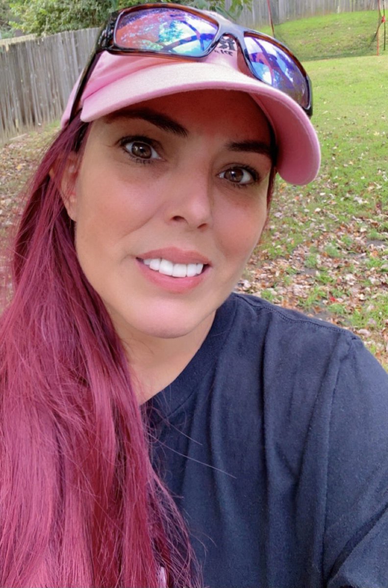 BrandyTurquoise's tweet photo. Fall vibes are definitely setting in here in west Tennessee. Baseball cap kinda day but fixing to dye the hair, fold some clothes and get something actually done. Happy Friday again yall π€ #fallvibes #hathead #fallingleaves #letsgetafterit #adultingtime https://t.co/Dc2lTxAcqC