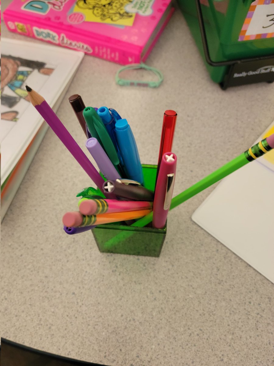 MrsShell248's tweet photo. Writing is always more fun with a variety of writing implements and yellow binder paper. @MsKoontzMDUSD @Gregory_Gardens @MtDiabloUSD 
#4/5comboteacher #NotSoWimpyWritingGurus https://t.co/B2GVrwGtVk