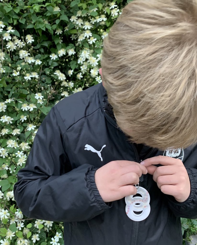 Ostettiin <a href="/PunainenRisti/">Suomen Punainen Risti</a>’n Avun ketju -heijastimet. Nyt on hyvä liikkua ja loistaa syyspimeässä. 🌃🍂

Osta sinäkin - osallistut samalla auttamiseen!  ➡️ punainenristi.fi/nalkapaiva/tul…

#AvunKetjuHeijastin ❤️