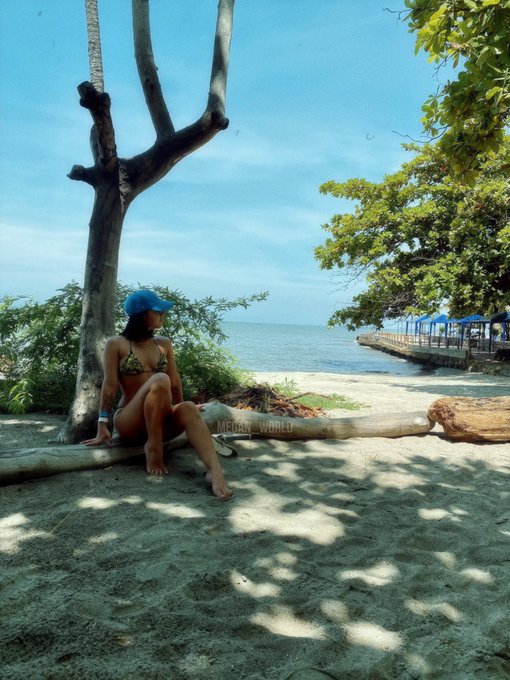 Disfrutando de este hermoso lugar, pero tambi&eacute;n extra&ntilde;&aacute;ndolos mucho en #chaturbate , pero tengo buenas<a href="/tag/chaturbate"class="tags"><span>#chaturbate</span></a>